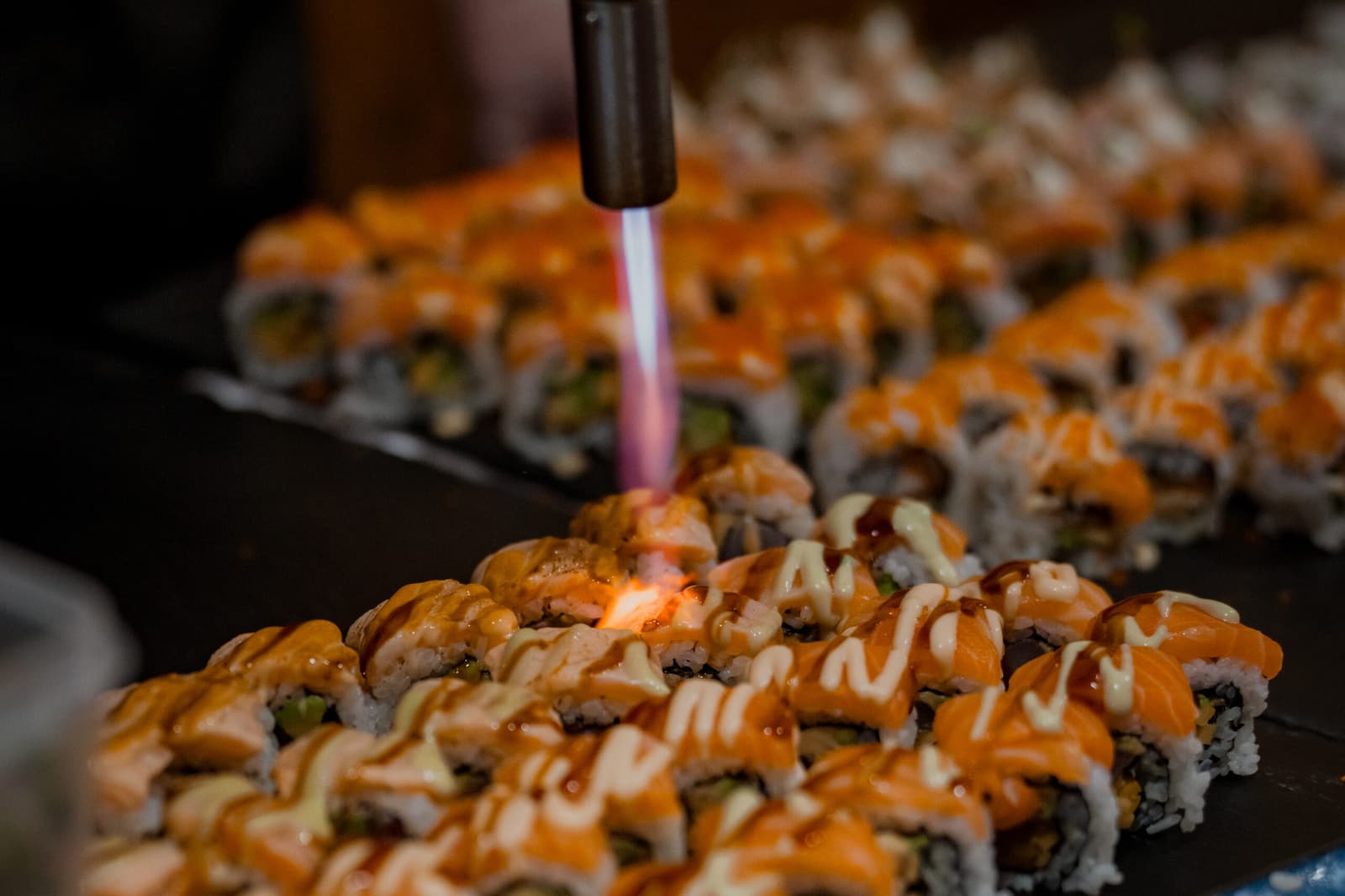 Flambování lososových rolek na svatebním cateringu