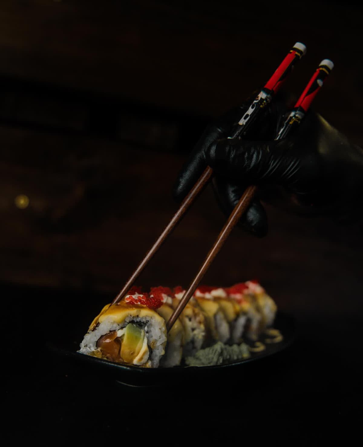 Sushi rolka s&nbsp;tobiko v&nbsp;hůlkách
