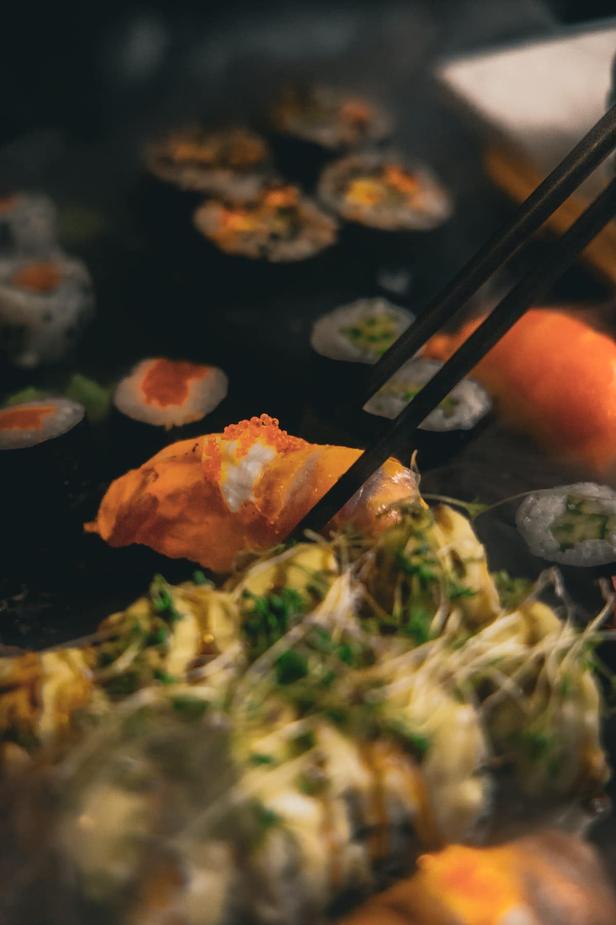 Sushi s&nbsp;lososem v&nbsp;hůlkách