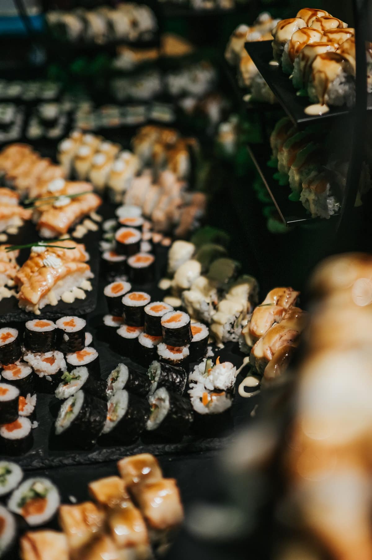 Servírovací tác plný sushi rolek
