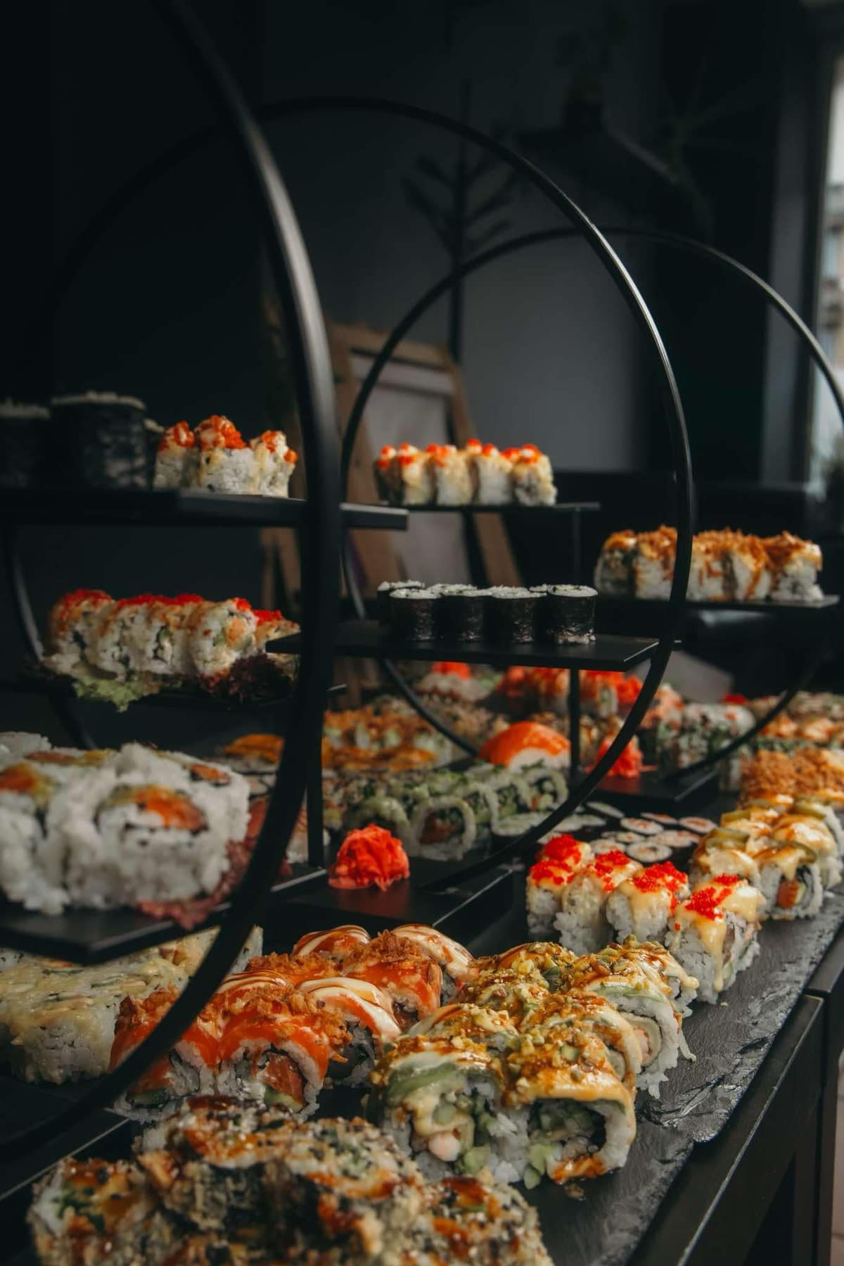 Sushi rolky na patrovém servírovacím stojanu