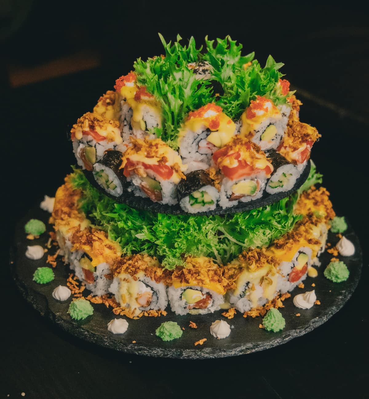 Sushi dort z&nbsp;uramaki rolek ozdobený čerstvým salátem