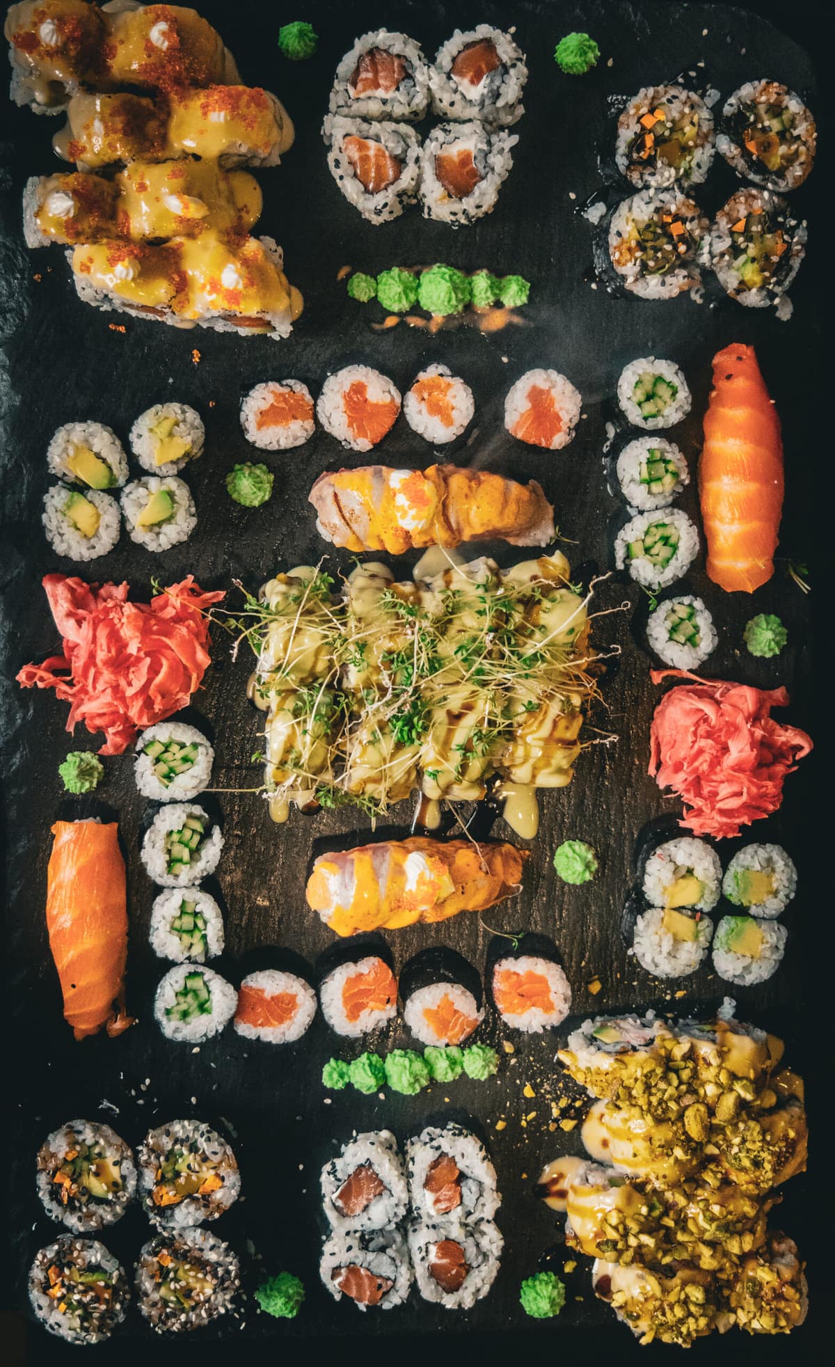 Velký sushi set na černém tácu – nigiri, maki a&nbsp;uramaki