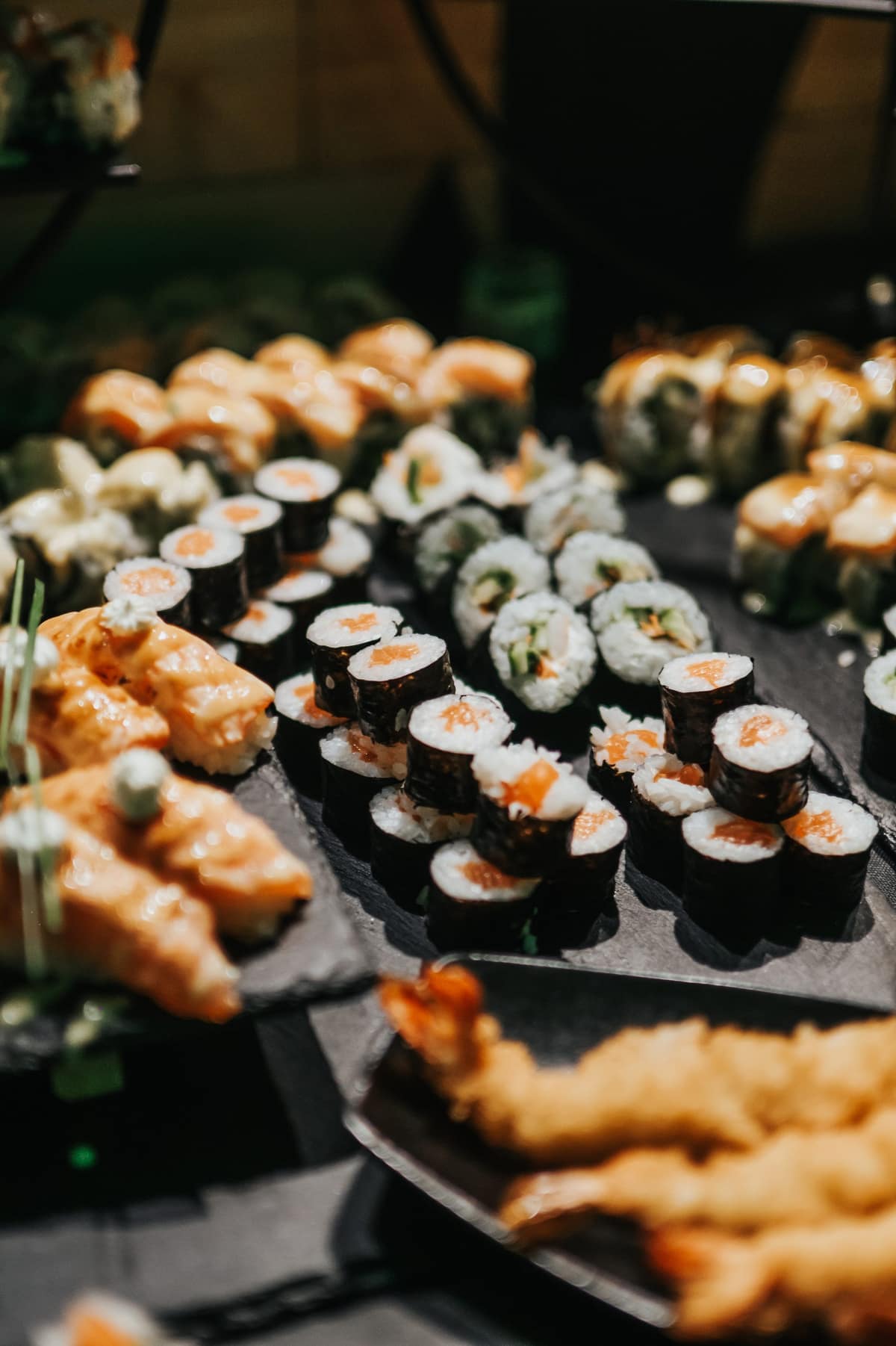 Výběr maki a&nbsp;uramaki rolek s&nbsp;krevetami v&nbsp;tempuře